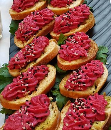 Rote-Beete-Hummus-Crostini