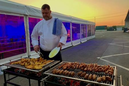 Grillmeister bei der Arbeit