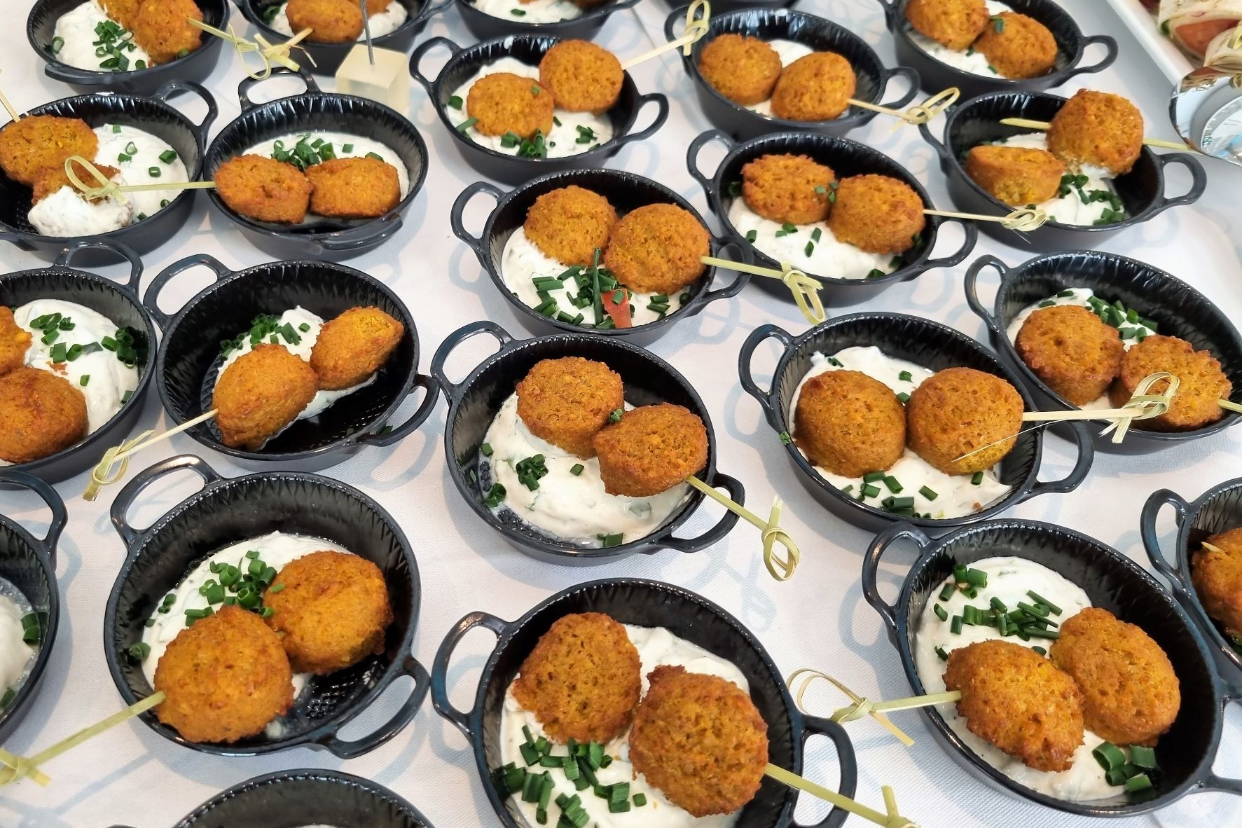 Falafeln mit Joghurtdipp im Fingerfoodschälchen