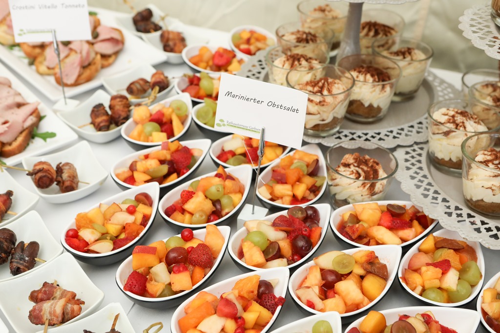 Frischer bunter Obstsalat im tropfenförmigen Fingerfoodschälchen