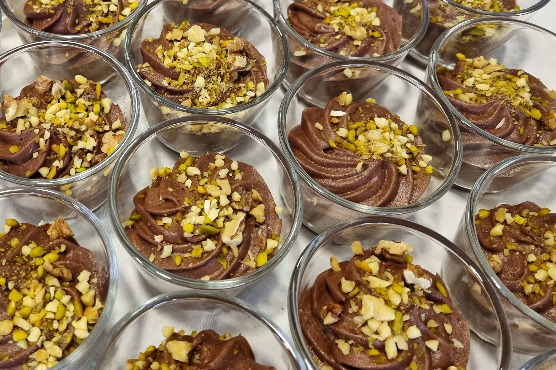 Mousse au Chocolat mit gehackten Pistazien im Gläschen