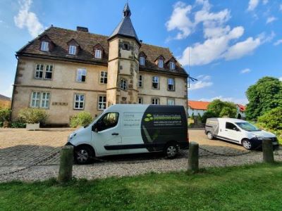 Unser Fuhrpark vor Schloss von Hammerstein