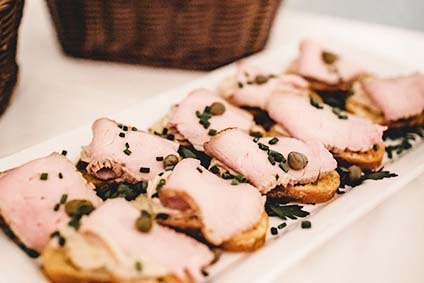 pollo-tonnato-crostini.jpg_1