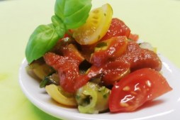 tomaten-oliven-auberginensalat